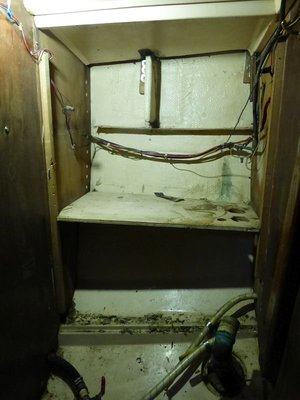 P1030332_web.jpg (69.73 KiB) Viewed 12237 times Slightly different angle. Lotta space used up by that cabinet